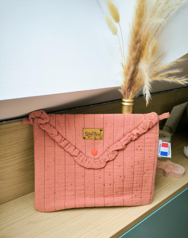 Pochette à froufrous matelassée 