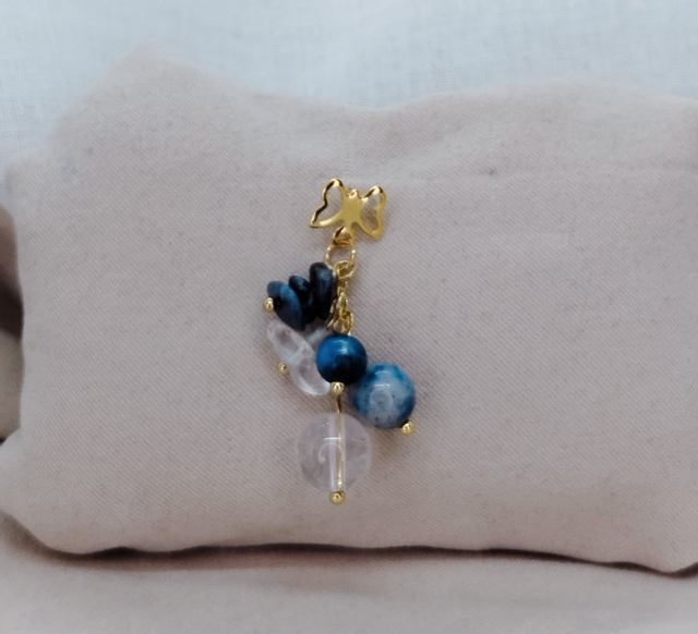 Clous d&#039;oreilles &quot;papillons dorés&quot; acier inoxydable avec pierres baroques naturelles (sodalite, cristal de roche)