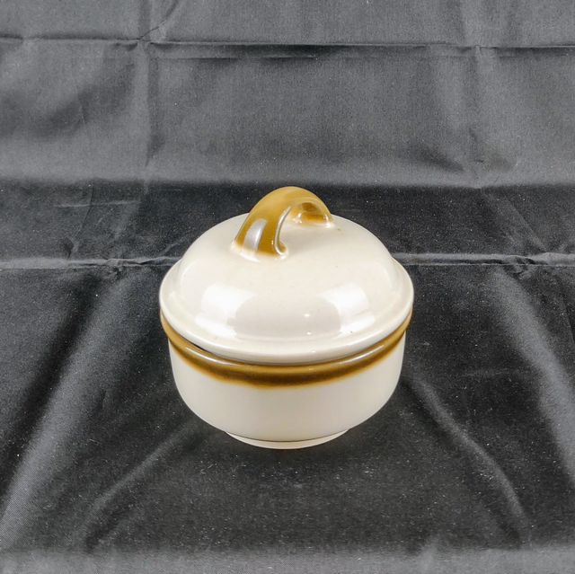 CP Colditz | Suikerpot met deksel (diameter 9,5 cm | hoogte 9,0 cm) uit voormalig DDR in Crème kleur met bruine bies en handgreep | Vintage