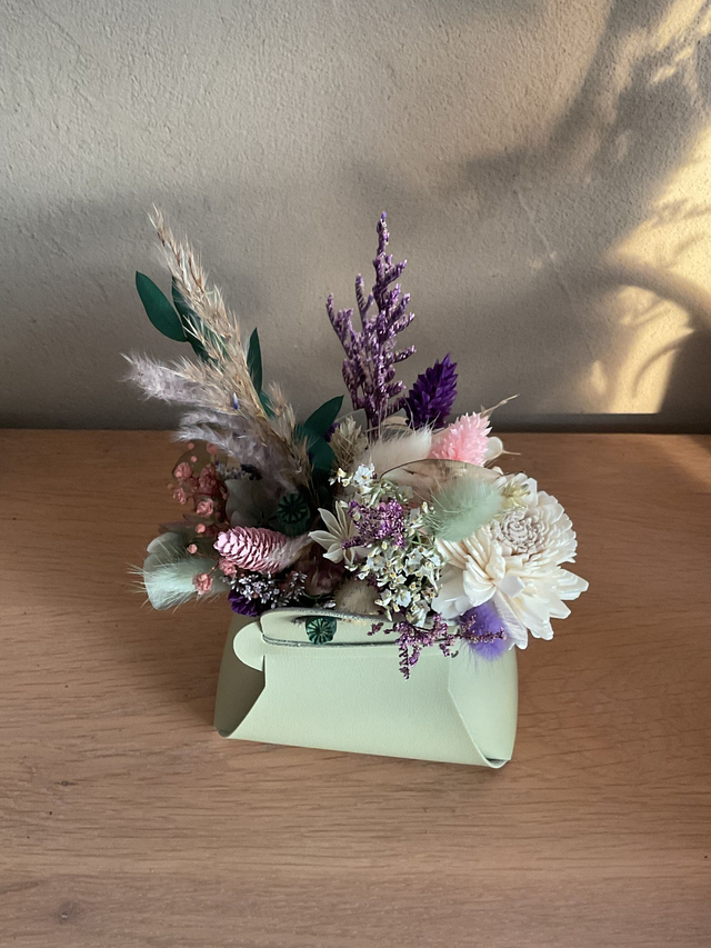 Composition florale mini sac à main vert