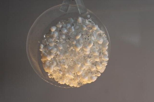 o8 Glas-"Kugel" in Schneeball-Optik o/ 8,3 cm . dw9 o22020 03