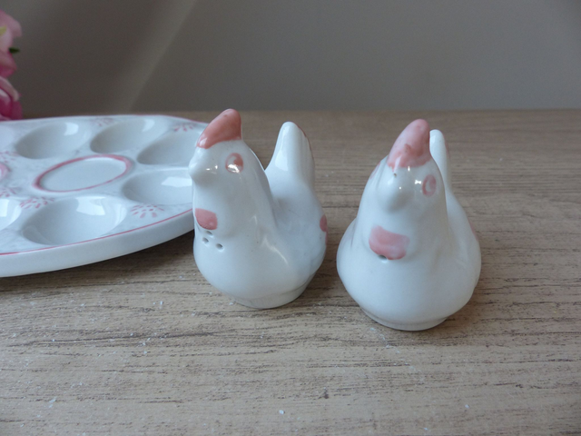 Ancien plat présentoir à œufs en céramique blanche et rose – avec salière et poivrière poules – décoration de cuisine à suspendre ou poser