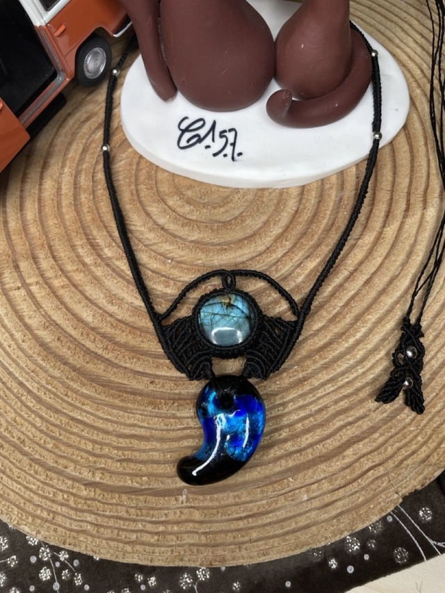 Collier Virgule lumineuse