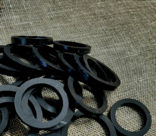 Bague en PMMA noir mat - style with simplicity