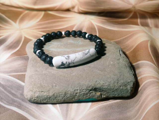 Bracelet plaquette howlite et pierre de lave