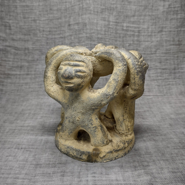 Mexico | &#039;De Vriendenkring&#039; Beeldengroep aardewerk (diameter 14,0 cm | hoogte 15,0 cm | breedte 14,0 cm) in ecru en donkergrijs | Vintage