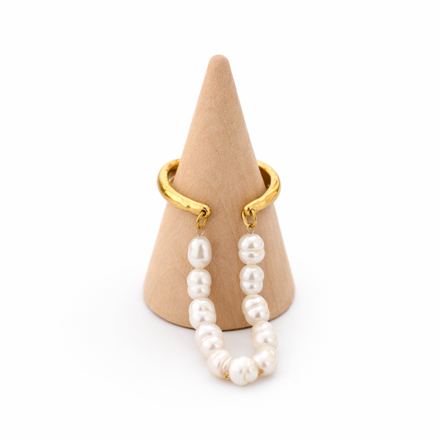 Anillo acero dorado y cadena de perlas 