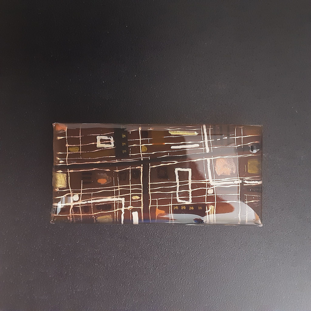 Broche rectangle collection Elégance fond marron et motif grahique or noir et marron