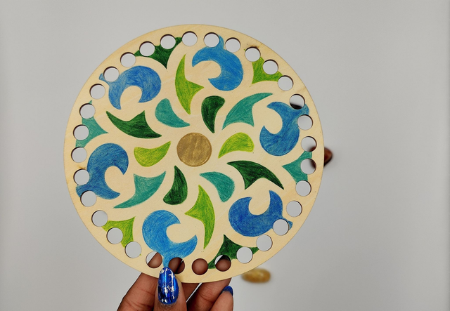 Base en bois rond 15cm dessin mandala nuances vert, blue, base en bois pour création au crochet