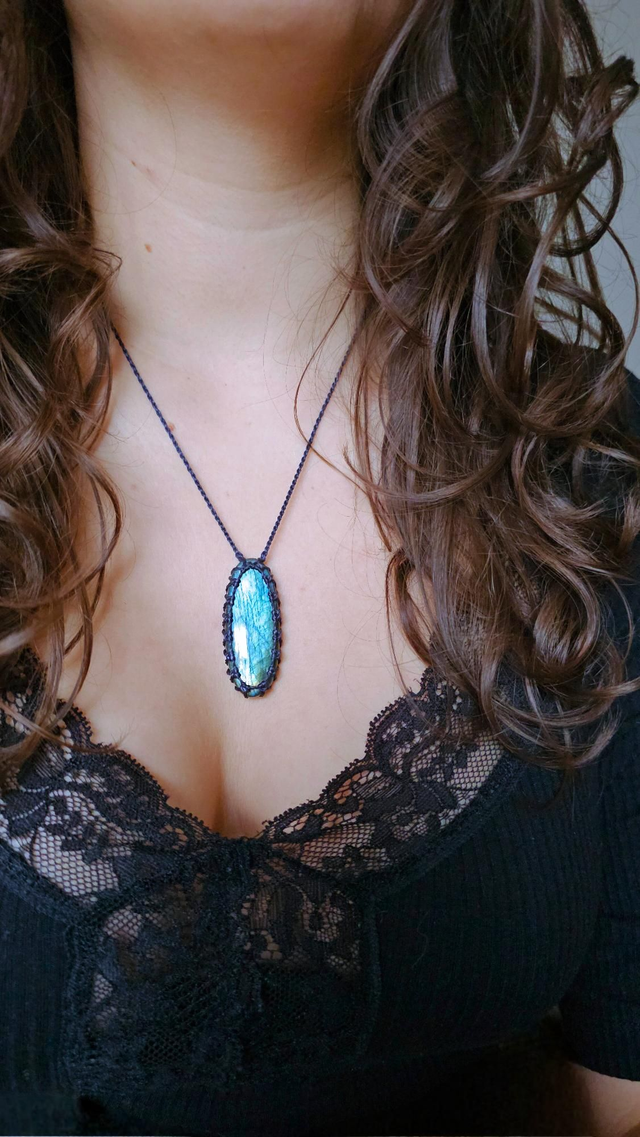 Collier pierre naturelle labradorite bleue macramé réglable