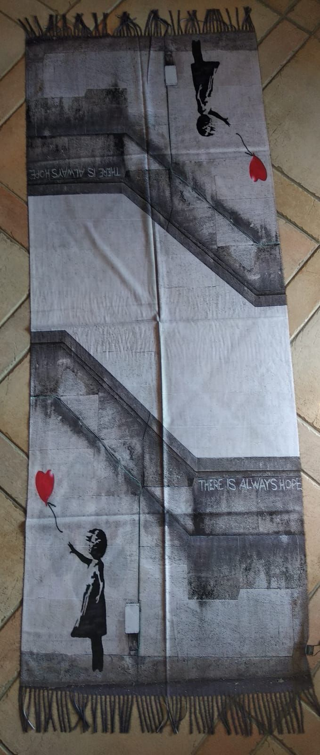 Stola Girl with Balloon di Banksy
