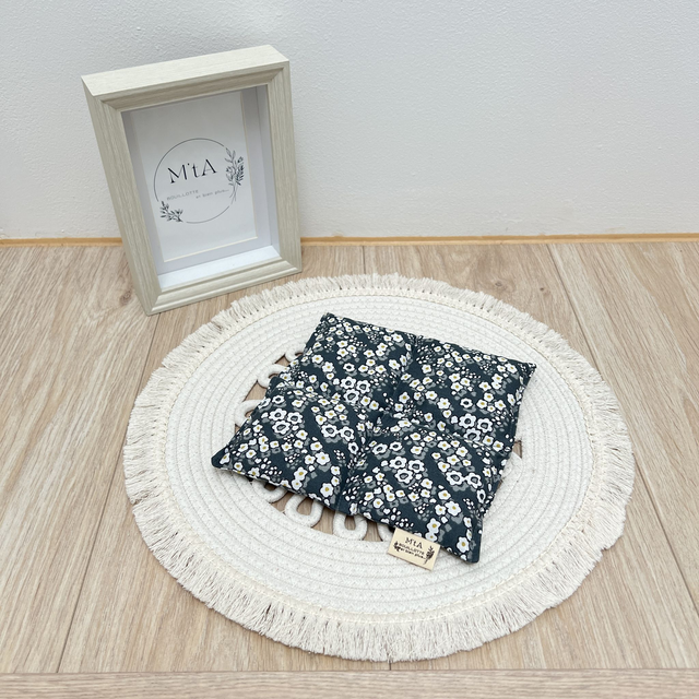 Bouillotte Carrée Petites fleurs sur fond gris