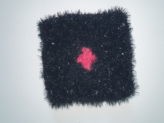 Lavette pour la toilette, la vaisselle ou les vitres noire coeur rouge