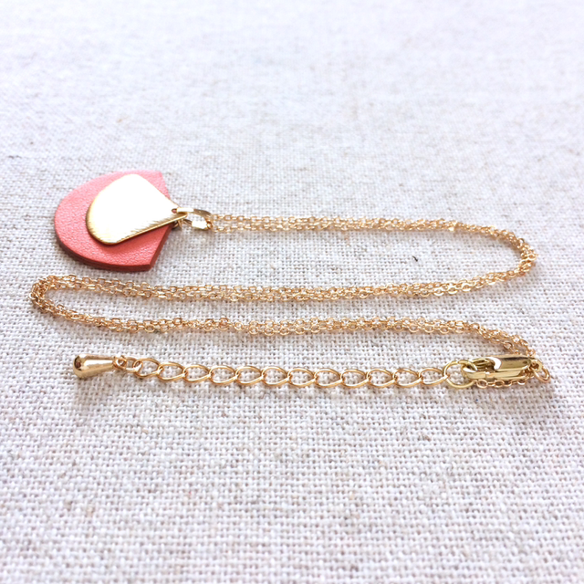 Collier « Cymbales » doré, cuir couleur saumon