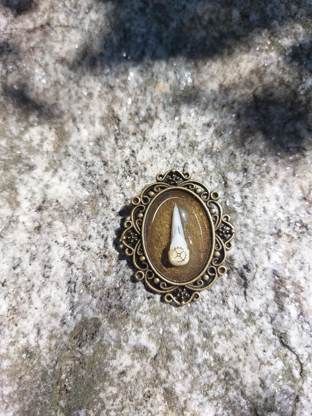 Pendentif corbeau rouage
