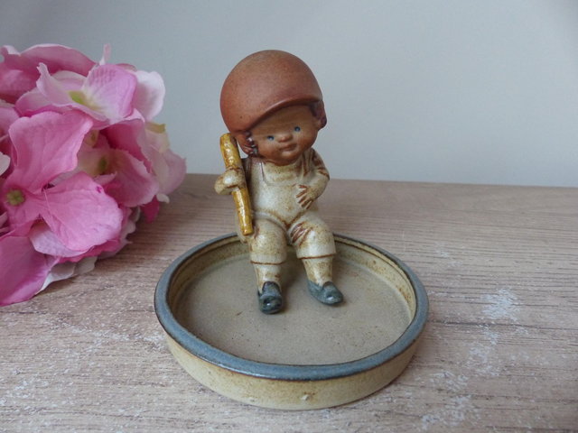 Figurine petit garçon joueur de Baseball avec une batte, Vide poche japonais avec personnage, petit plat en céramique fabriqué au Japon