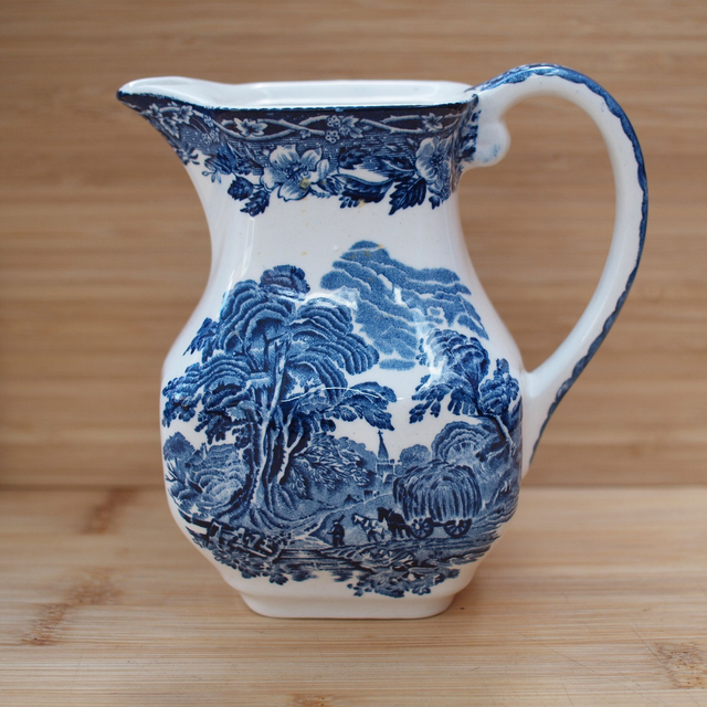 Enoch Wedgwood | Kannetje zonder deksel (lengte 12 cm | breedte 7 cm | hoogte 13 cm) ‘Forest Flower’ motief in blauwe kleur | Vintage