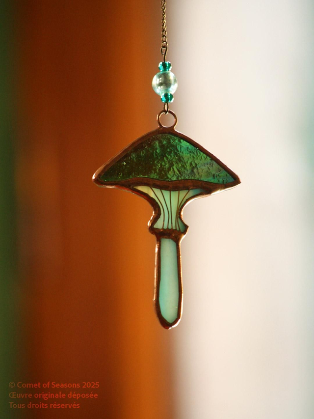 Petite amanite bizarre (probablement très vénéneuse) 