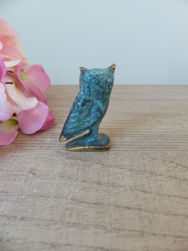 Figurine Miniature Hibou en Laiton aux Yeux Bleus – Sculpture Vintage d’Art Grec, Symbole de Sagesse et Porte-Bonheur