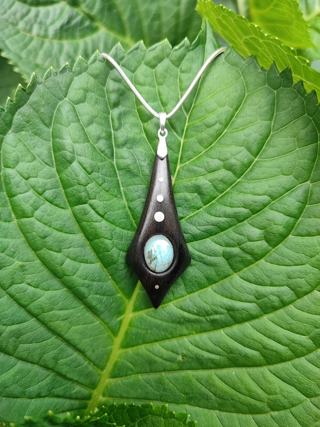 Pendentif en Bois d'Ebène du Gabon, Labradorite et Argent