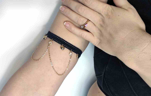 Bracelet de bras dentelle noire, cœurs et chaines dorées