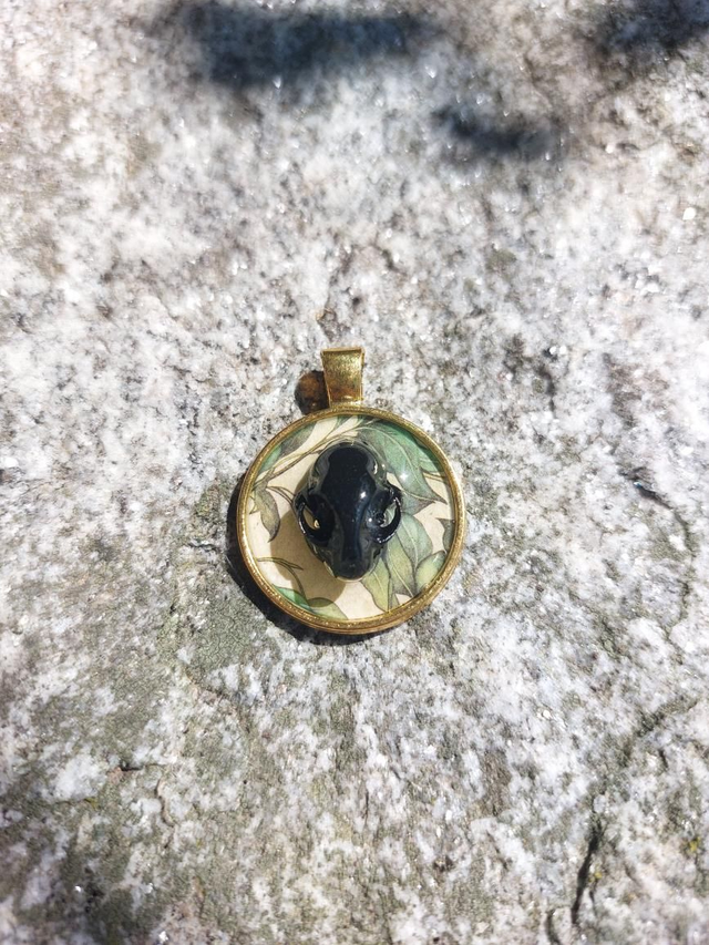 Pendentif crâne de chat noir et vert