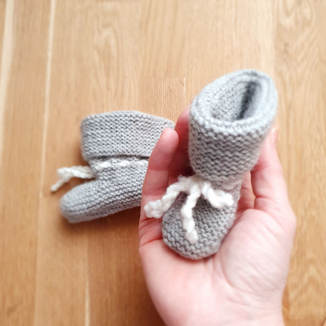 Babyslofjes grijs - handgebreid