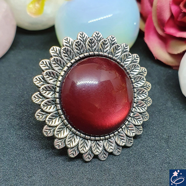 Bague fleur en laiton réglable et cabochon polaris rouge 