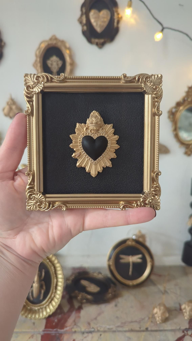 Cadre baroque carré cœur sacré noir et doré