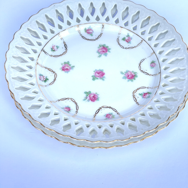 Set von 2 antiken Porzellantellern mit Rosen