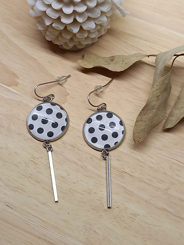 Boucles d&#039;oreilles Composition cabochon papier motifs formes pois - noir/blanc - breloque tige argentée