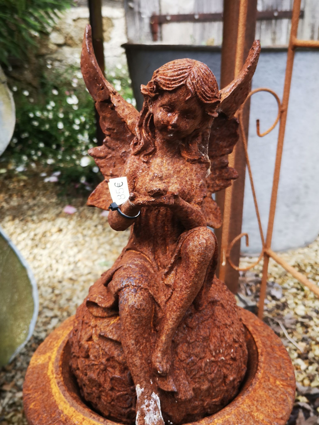 Elfe assise sur boule de fleurs