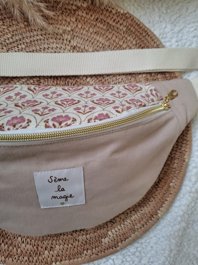 Banane beige / fleurs roses / étiquette Sème la magie