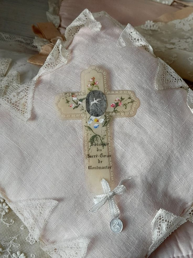 Croix en celluloïd peint avec médaille