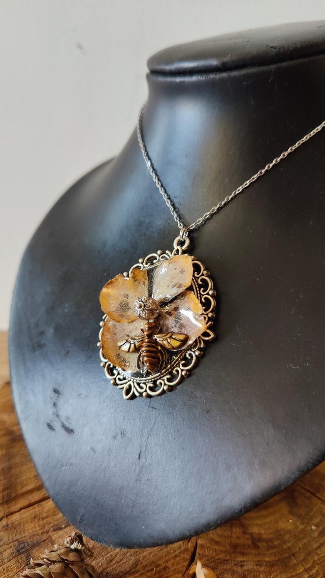 Collier hortensia naturelle &amp; son abeille butinante