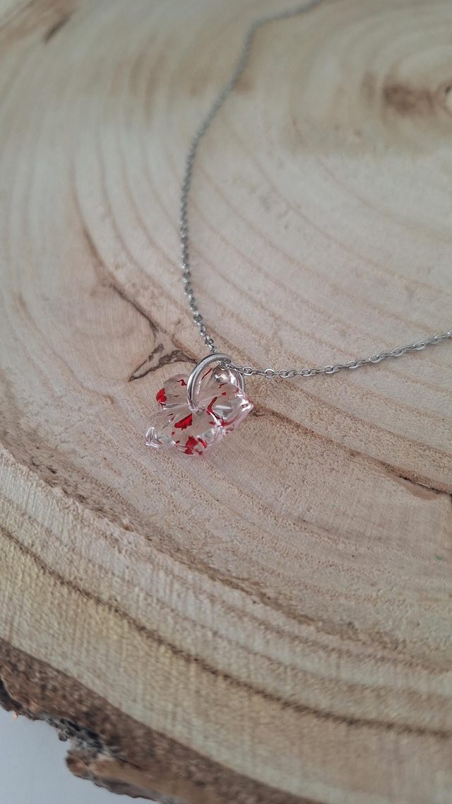 Collier argenté fleur hibiscus feuilles rouges