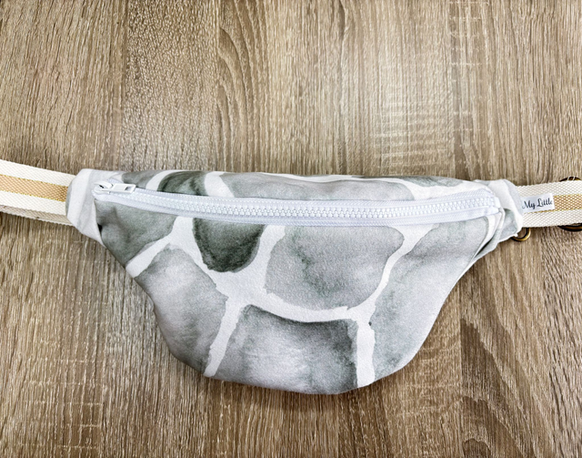 Riñonera con estampado de jirafa en tonos verdes – Hecha a mano con estilo único