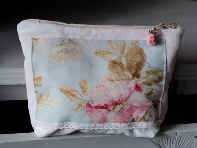 Trousse pochette "roses romantiques" tissus anciens doublée coton rayé fermée par zip