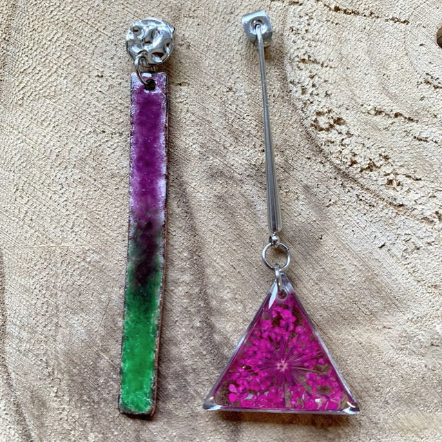 Funky Pop : boucles d'oreilles asymétriques (argentées) - Pièce Unique