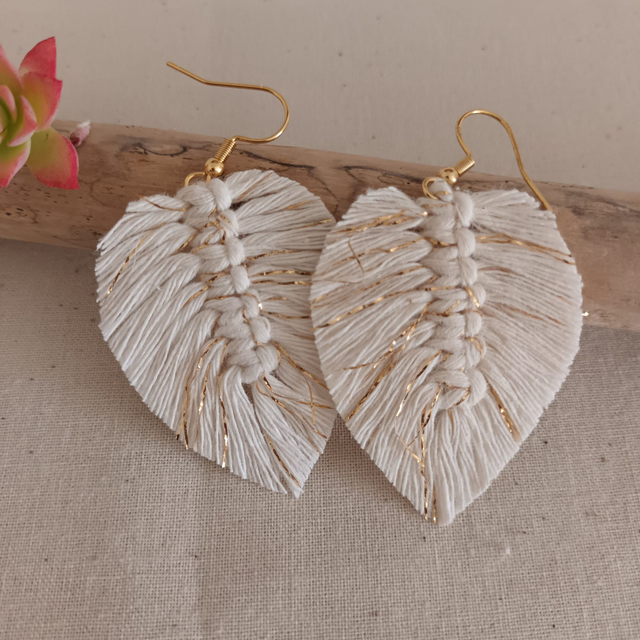 Boucle d'oreille feuille macramé dorée