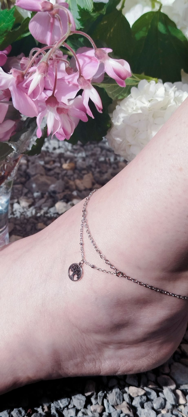 Chaîne de cheville en acier inoxydable ornée d&#039;un pendentif &quot;arbre de vie&quot;.