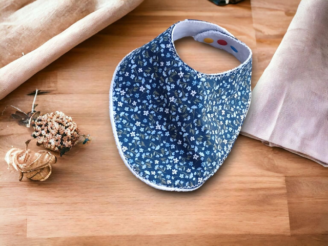Bavoir Naissance à 6 mois réglable  fleurs marine