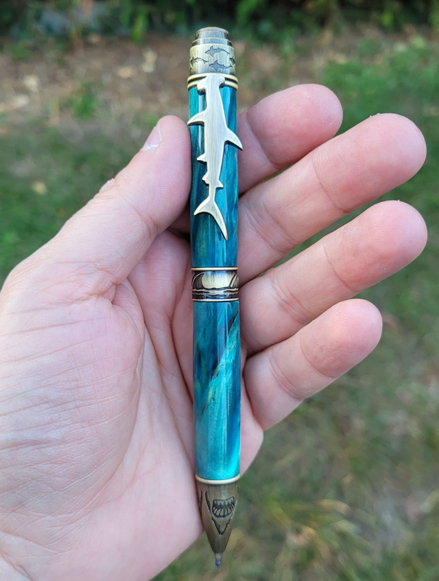 Stylo Requin bronze en résine océan