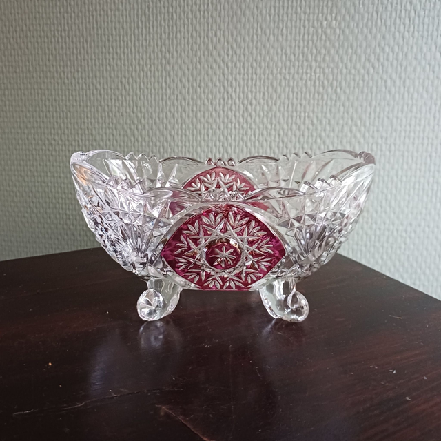 Anna Hütte | Open Bonbonniere bewerkt kristallen schaaltje rustend op 4 pootjes (afmetingen 15,0 x 8,5 x 7,5 cm) met rode accenten | Vintage