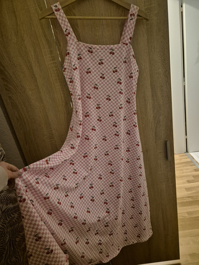 süßes Kleid mit Kirschenaufdruck