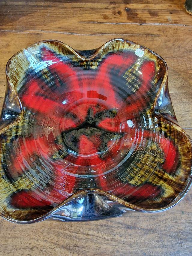 Coupe à fruits rouge et noir