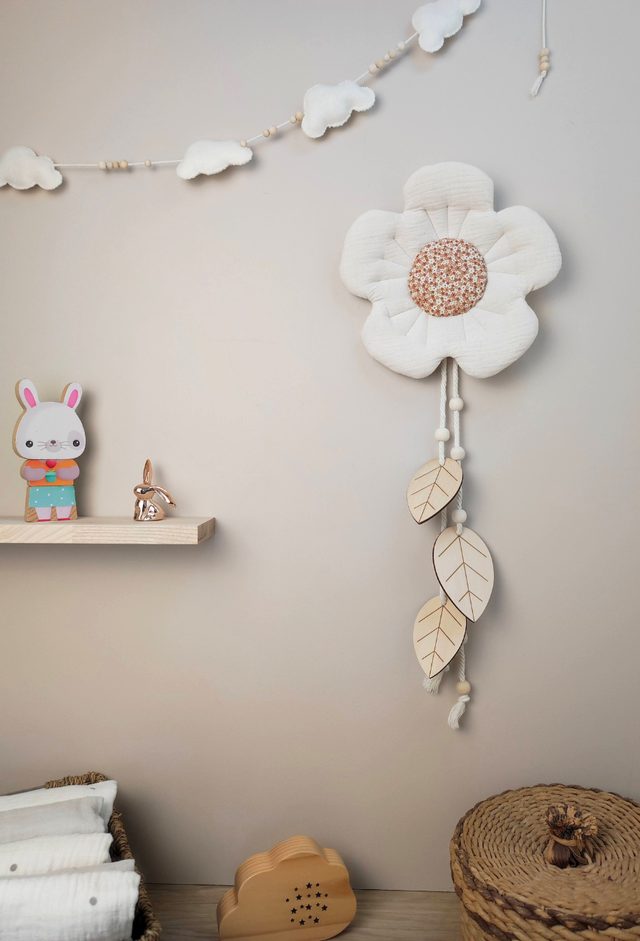 Déco murale fleur : écru avec cœur liberty