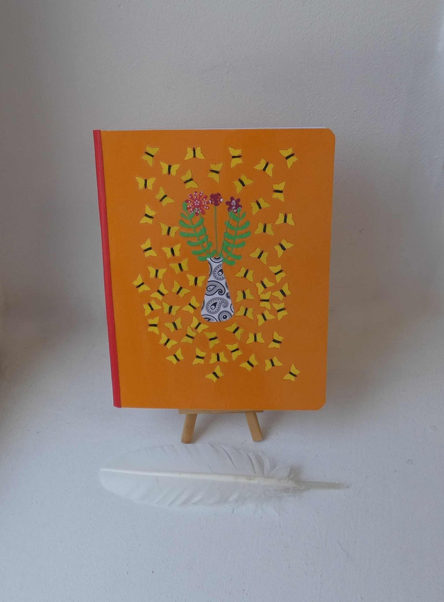 Un carnet quadrillé aux bouquets de fleurs