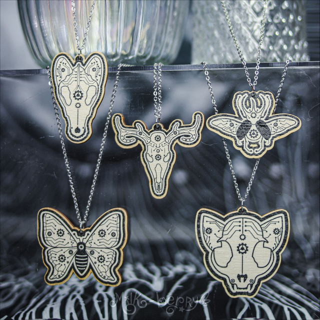 Collier en Bois Crâne d'Animaux &amp; Insectes Cabinet de Curiosités