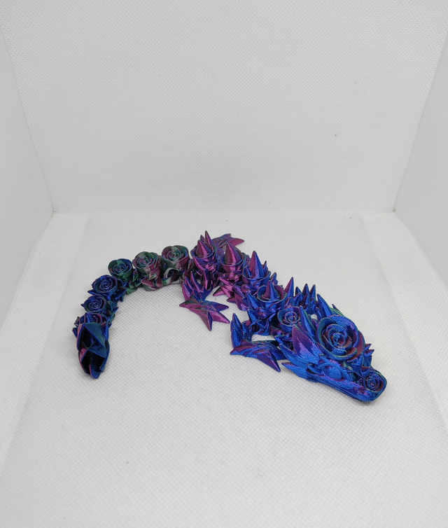 Bébé dragon roses 